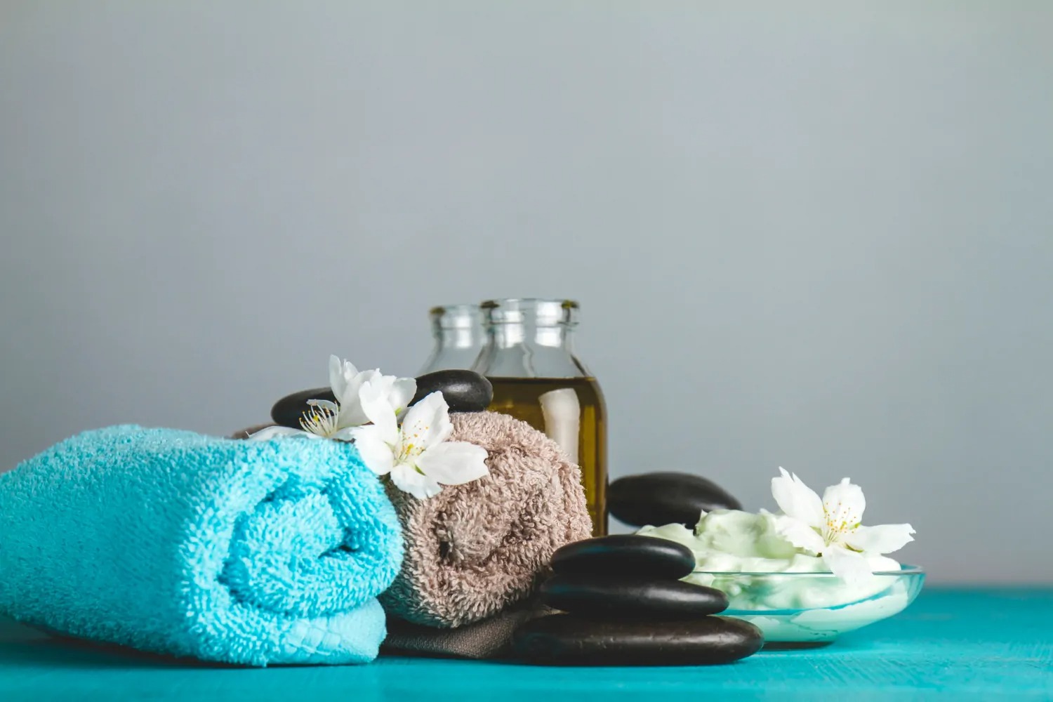spa ambijent - peskiri, aromaticna ulja, vrelo kamenje